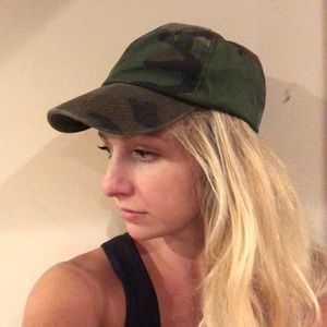 F21 CAMO BASEBALL CAP